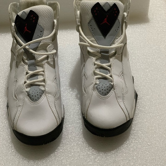 Jordan True Flight BG Size 7 Women 5.5 Youth color white, gray and red 💕 - Picture 3 of 5